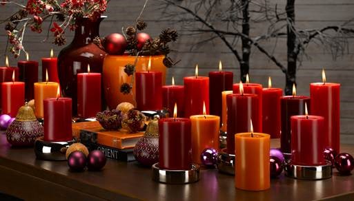 Bunte Kerzen auf einem weihnachtlich dekorierten Tisch