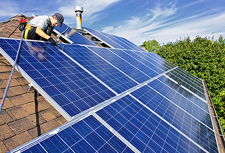 Solarmodule werden auf einem Dach montiert