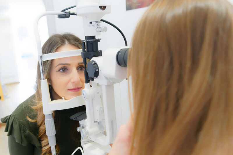 Optometrische Augenmessung bei einer Frau